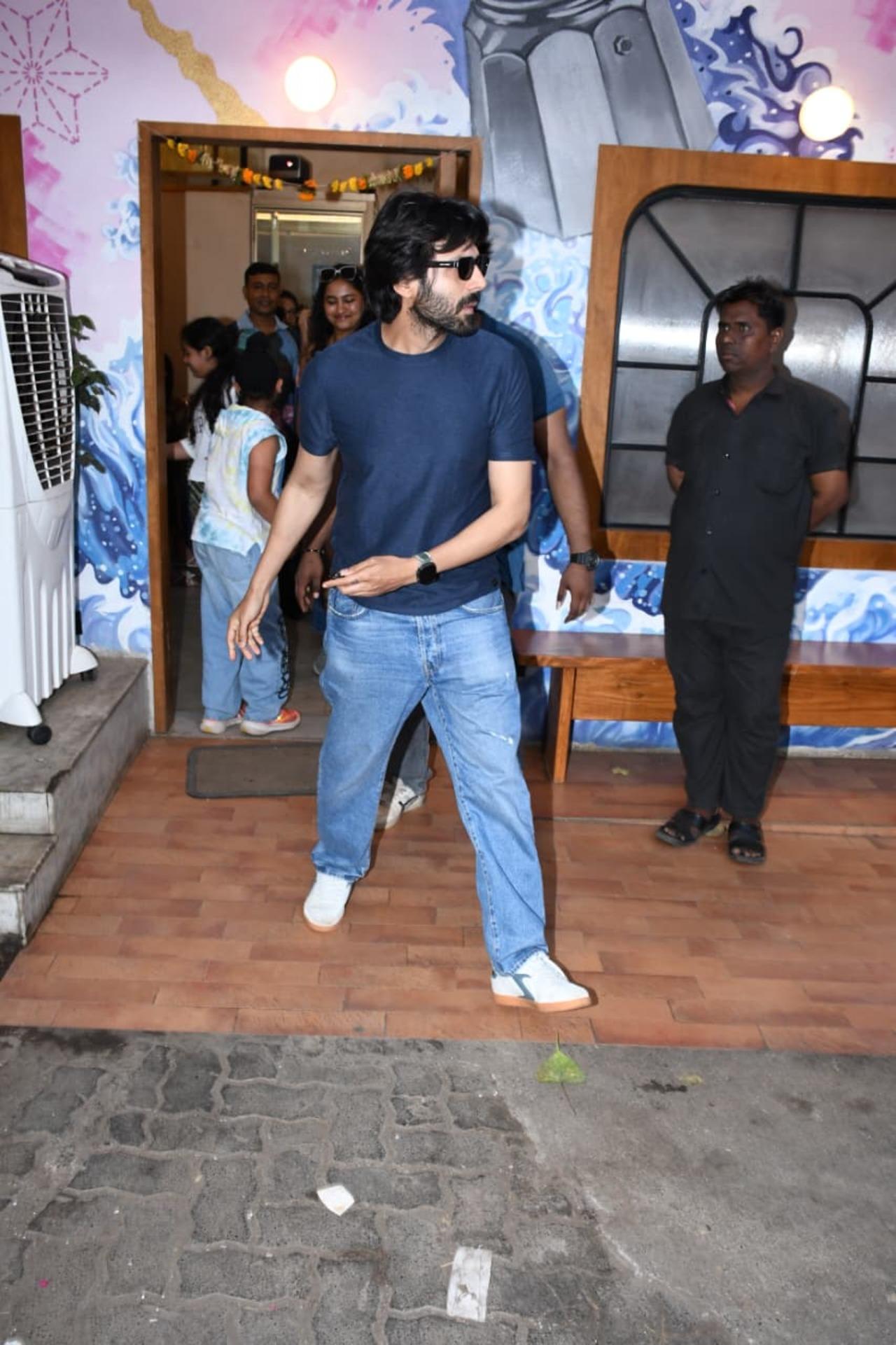 Kartik Aaryan was seen stepping out of an eatery in the city dressed casually. Kartik Aaryan was seen stepping out of an eatery in the city dressed casually.